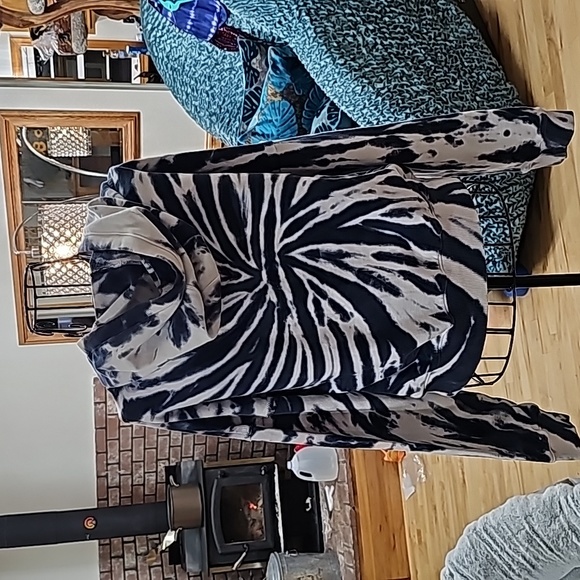 LUCKY BRAND TIE-DYED SWEAT SHIRT RELAXED FIT SIZE XS FITS LIKE SM TO MED - Picture 3 of 6